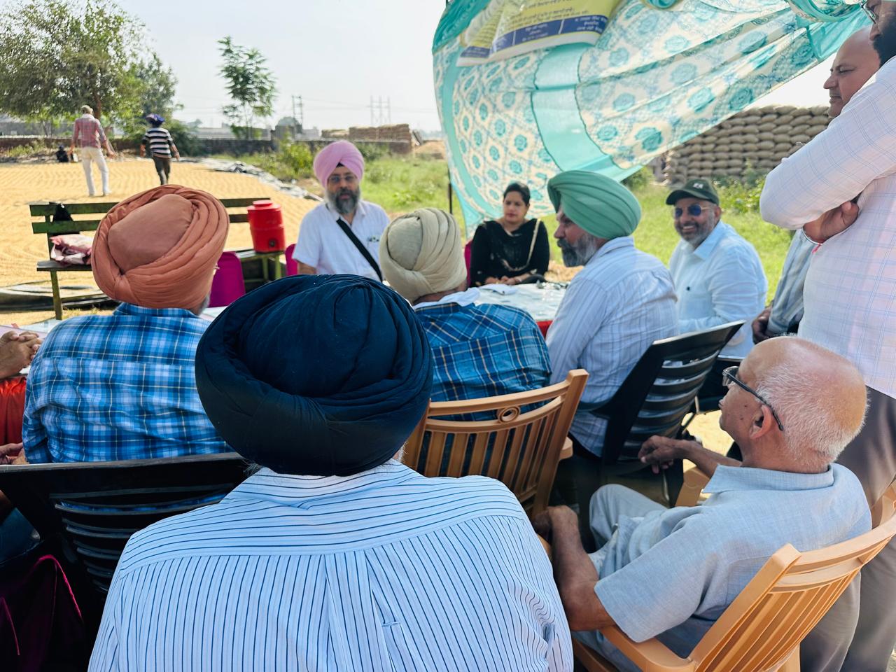 Kripalveer Singh appealed to the farmers to bring dry crops to the market